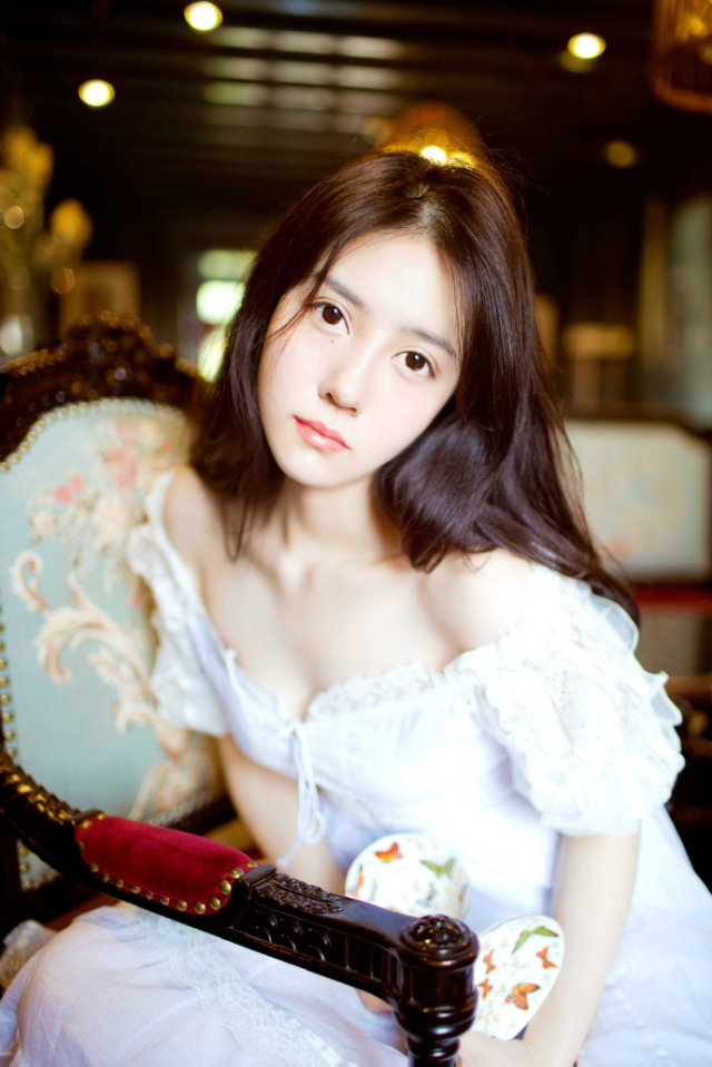 “没办法，若此时船队出行，难保江东水军不会伺机而动，如今我军的粮草，可经不起折腾。”诸葛亮闻言，也不禁苦笑一声，周瑜一死，那柴桑大营的江东水军最近可没少找麻烦，虽然大仗没有，但江夏、江陵的舟船，莫说官方的战舰，便是普通百姓的船只只要稍微靠近都可能遭到攻击或者掳掠。